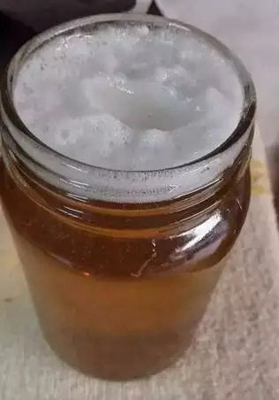 蜂蜜上面的泡沫
