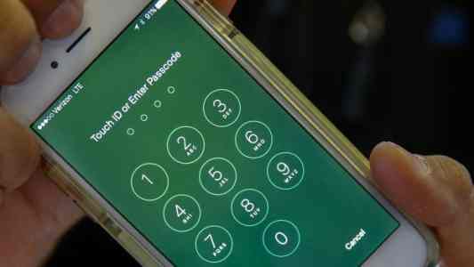 苹果手机输入锁屏密码会有语音出现密码没用无法解锁