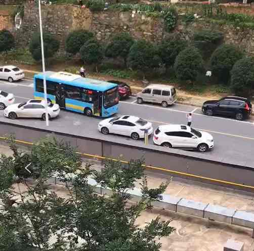公交入驻小区小车停车难，说一说小区小车的三大停车乱象  公交出行 乱象 停车 物业 小区 停车位 素质 第3张